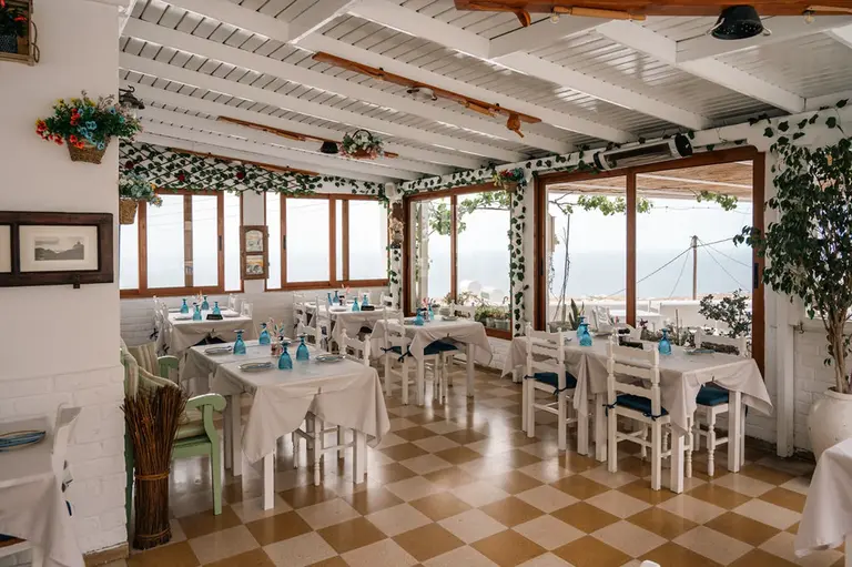 Firostefani dinner mood at Taverna Romantica Santorini