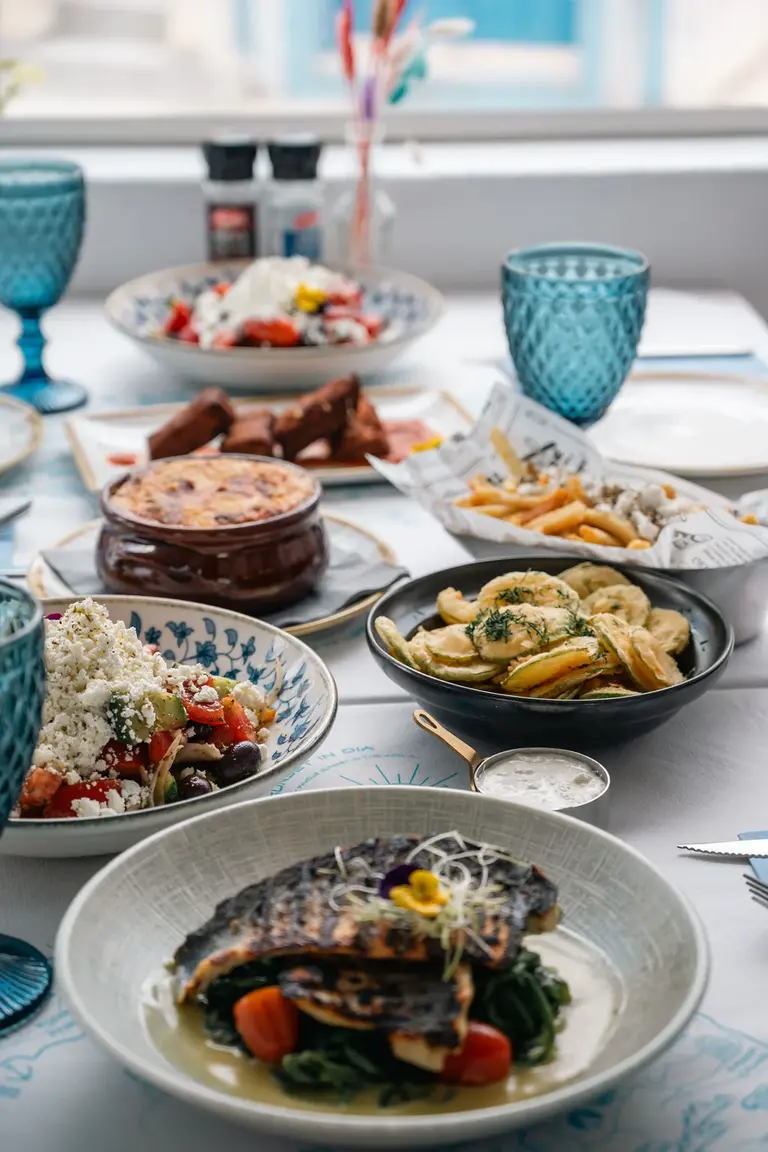 Dinner atmosphere at Taverna Romantica Santorini