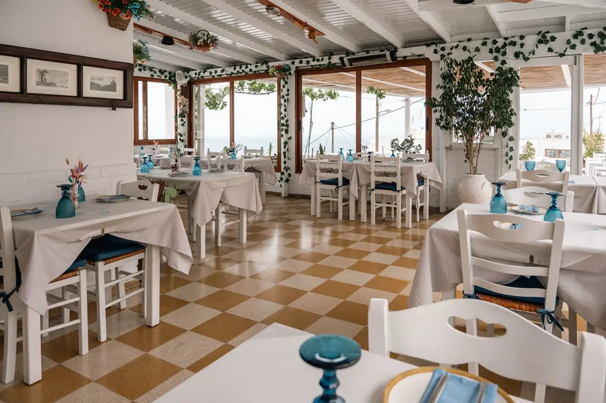 Taverna Romantica interior in Santorini